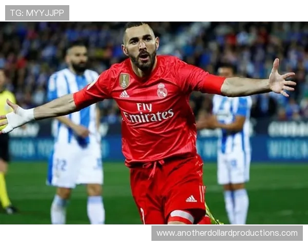 本泽马是否顶级第一中锋:终结效率与战术支点作用分析 本泽马是否顶级第一中锋:终结效率与战术支点作用分析